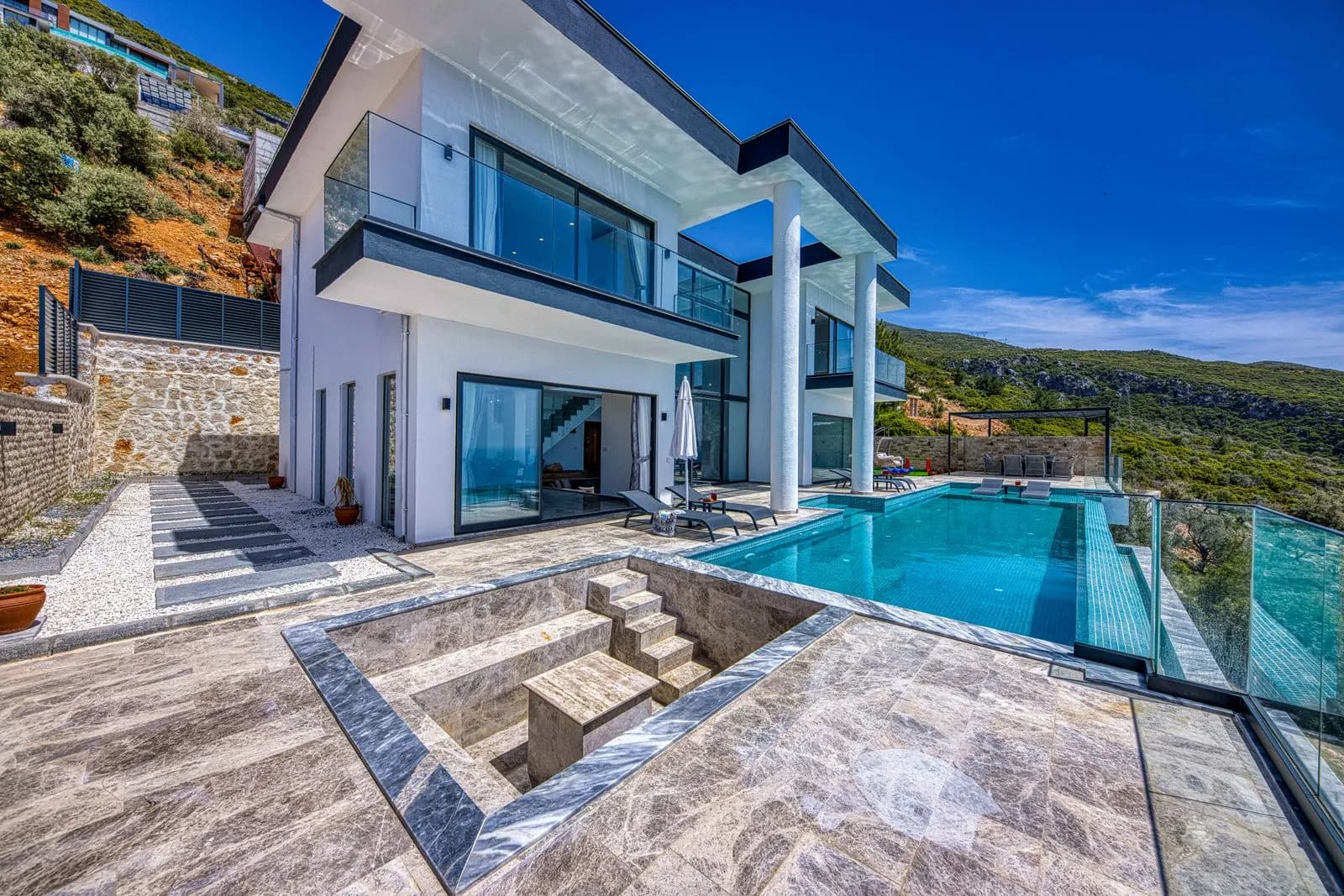 5BR Beachside Villa, Jumeirah — photo 2